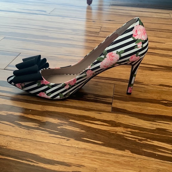 Betsey Johnson Floral Stripe Bow Bret Pumps - Picture 5 of 6